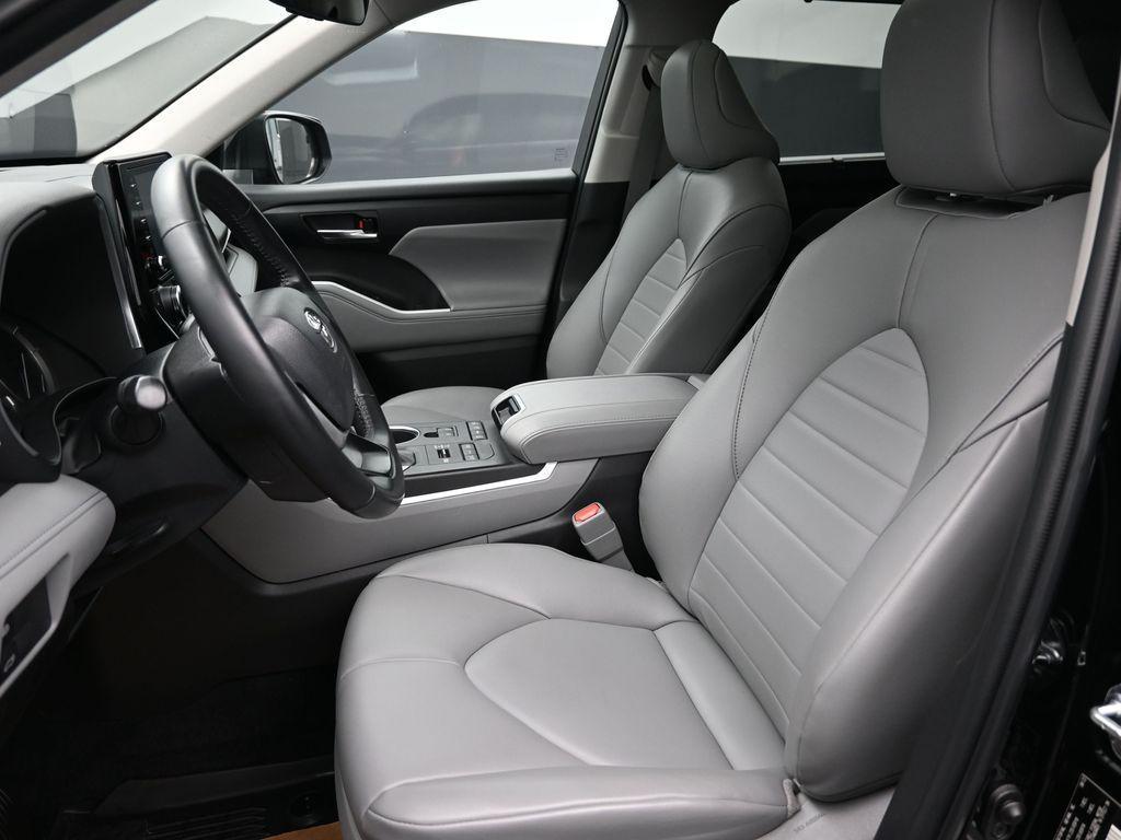 used 2022 Toyota Highlander car, priced at $33,494