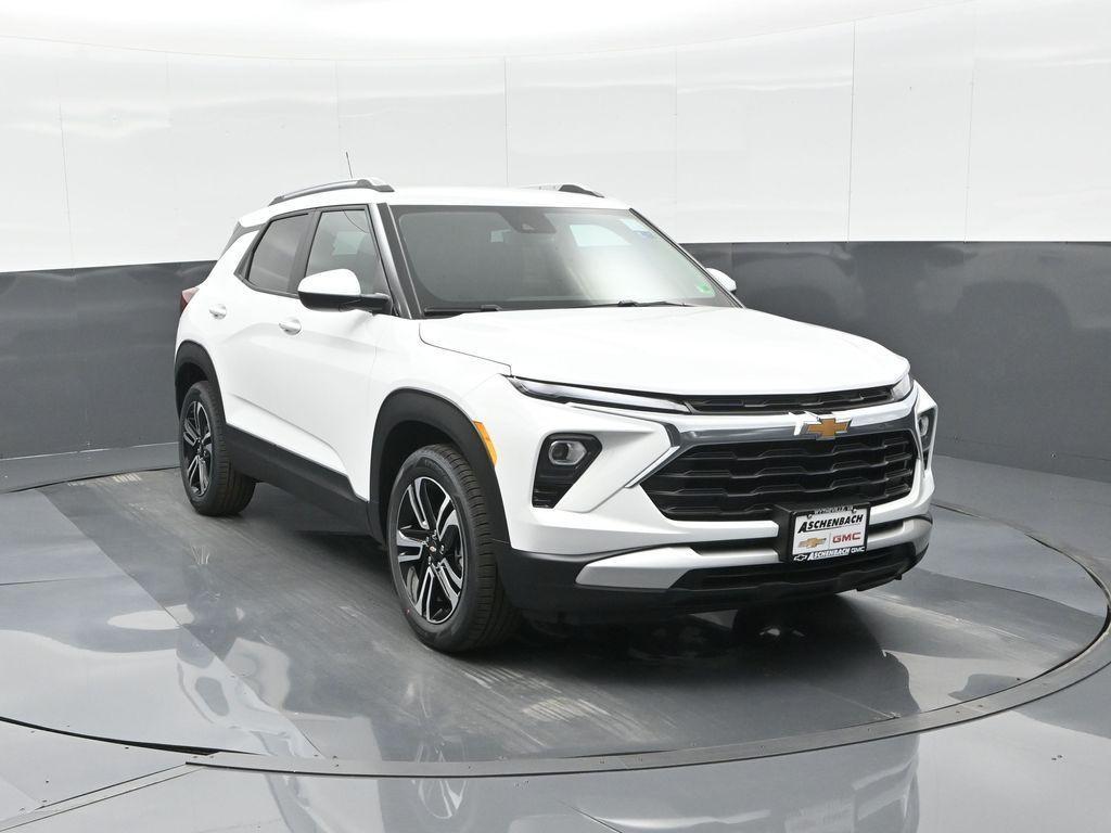 new 2025 Chevrolet TrailBlazer car, priced at $27,600