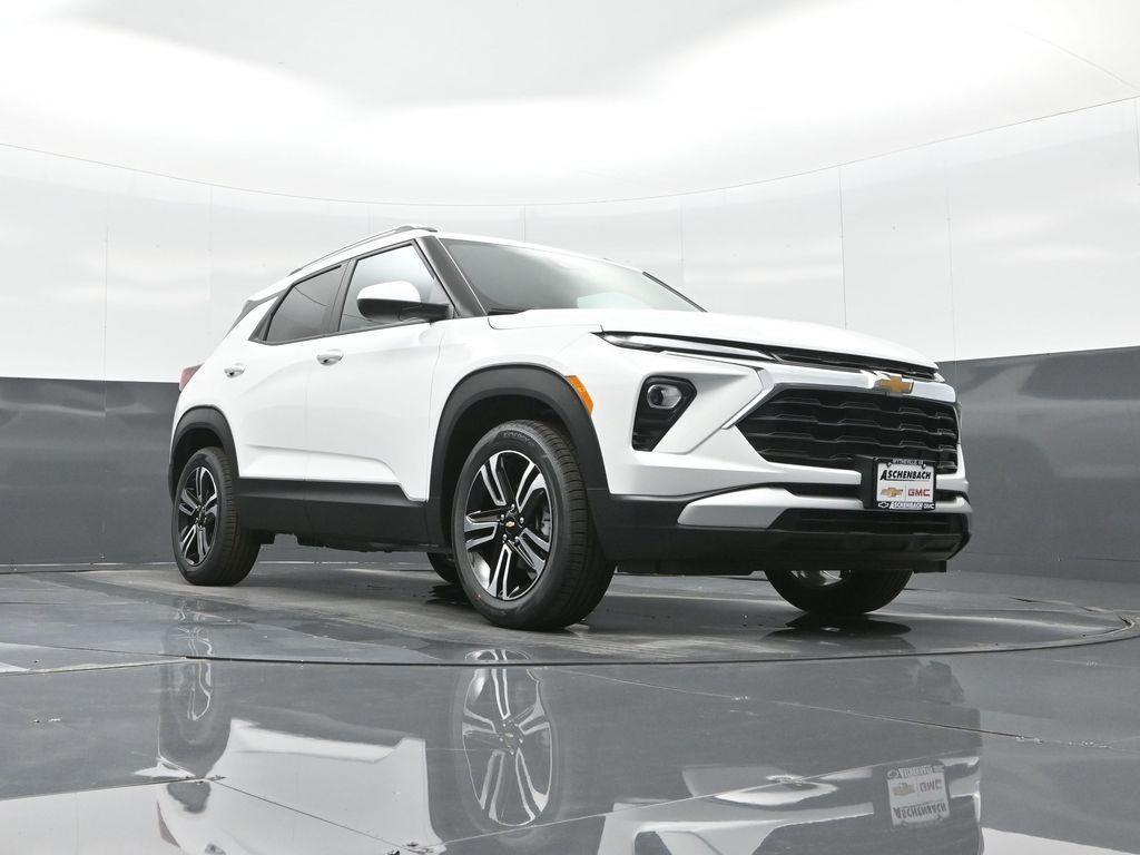 new 2025 Chevrolet TrailBlazer car, priced at $27,600