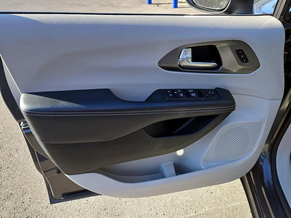 used 2023 Chrysler Pacifica car, priced at $27,998