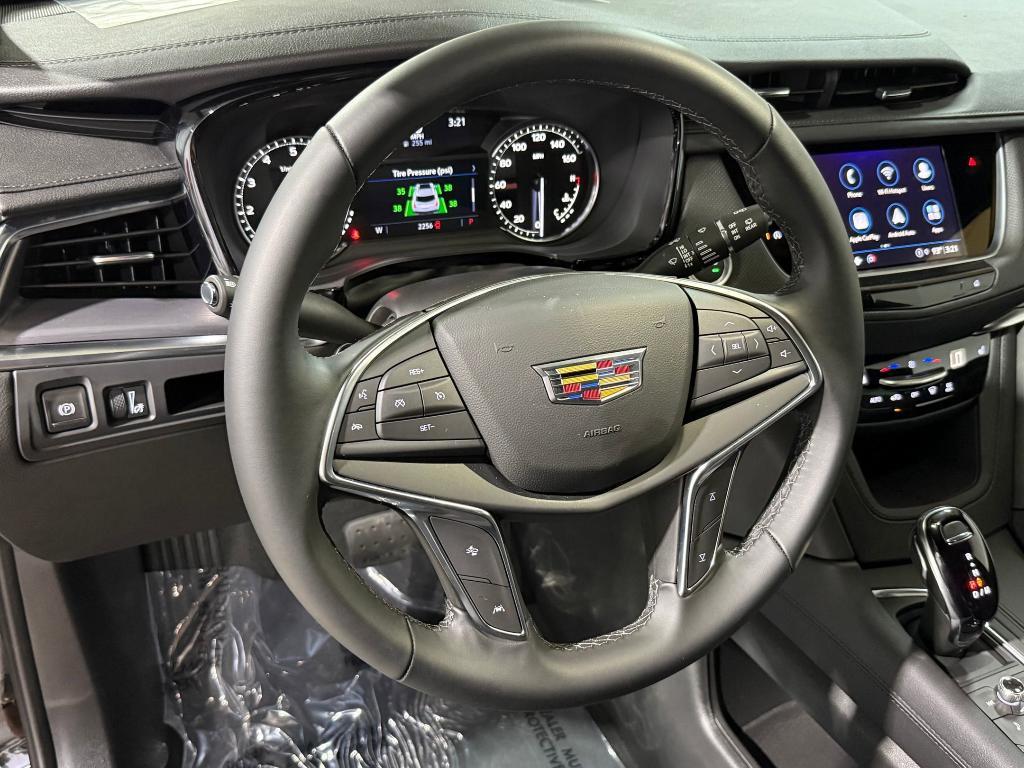 new 2025 Cadillac XT5 car, priced at $38,523