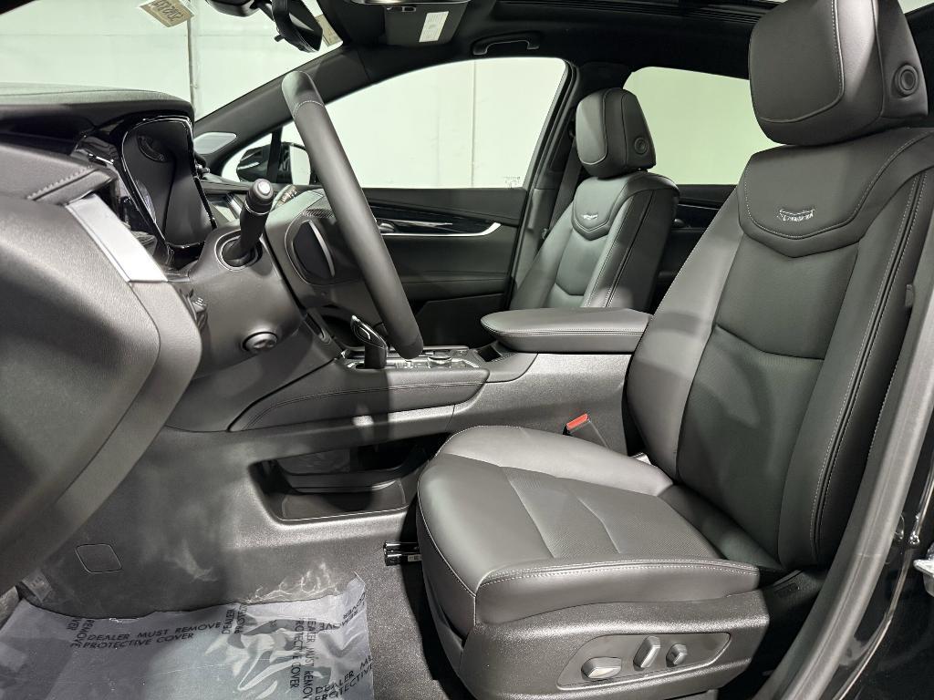 new 2025 Cadillac XT5 car, priced at $57,181