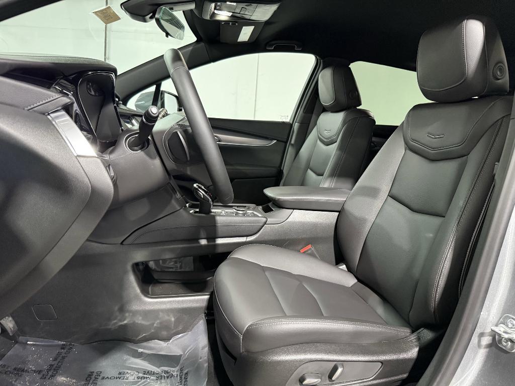 new 2025 Cadillac XT5 car, priced at $40,183