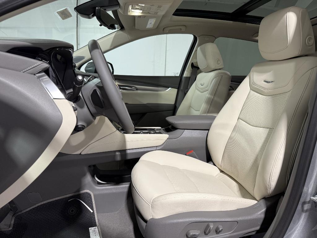 new 2025 Cadillac XT5 car, priced at $57,561
