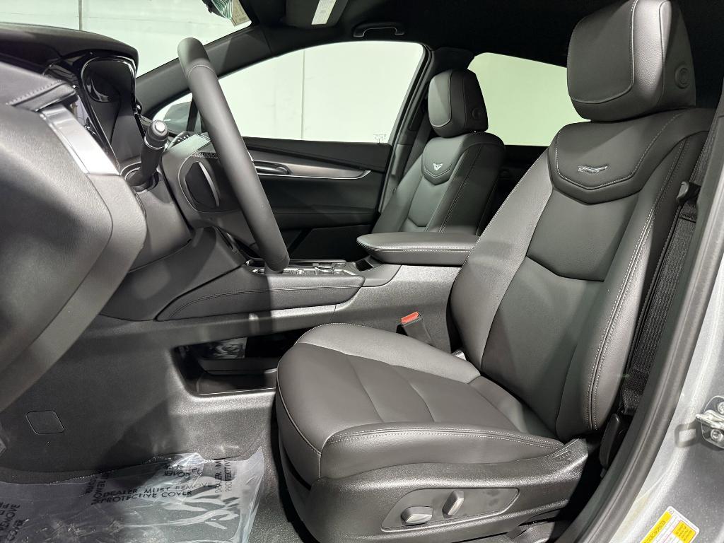 new 2025 Cadillac XT5 car, priced at $45,381