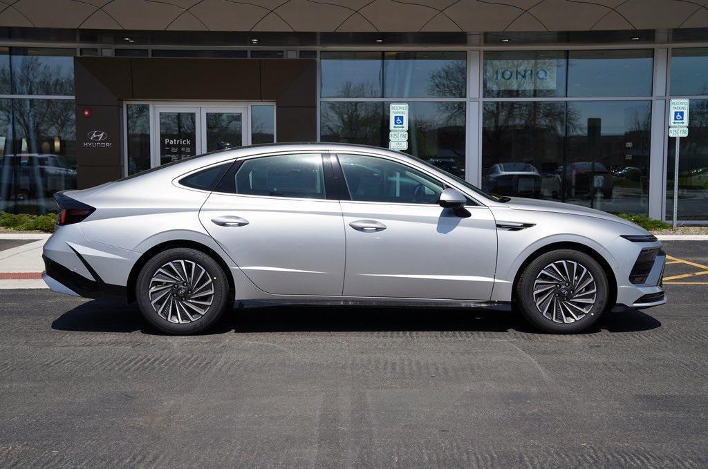 new 2025 Hyundai Sonata Hybrid car, priced at $38,070