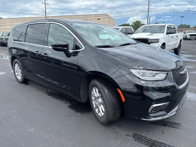 new 2025 Chrysler Pacifica car, priced at $41,752