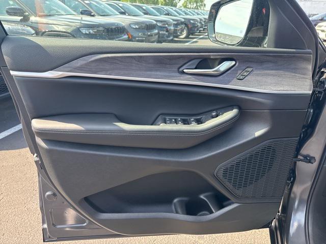 new 2025 Jeep Grand Cherokee car, priced at $49,142