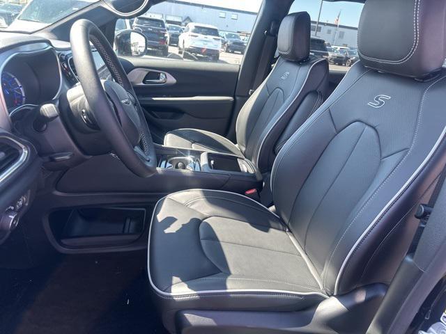 new 2025 Chrysler Pacifica Hybrid car, priced at $56,300