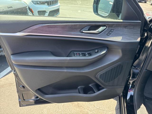 new 2025 Jeep Grand Cherokee car, priced at $49,142