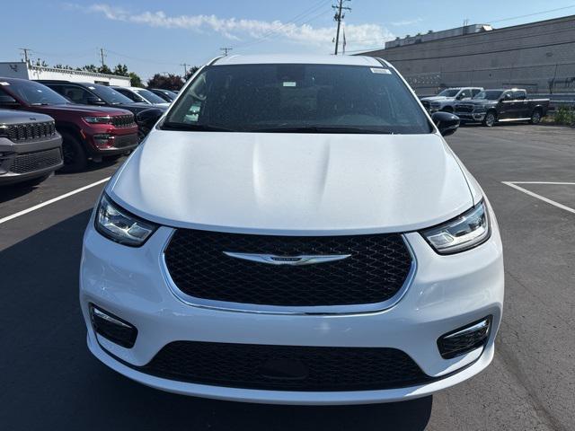 new 2025 Chrysler Pacifica car, priced at $41,752