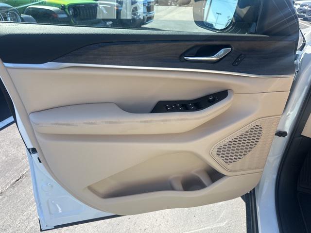 new 2025 Jeep Grand Cherokee car, priced at $41,127