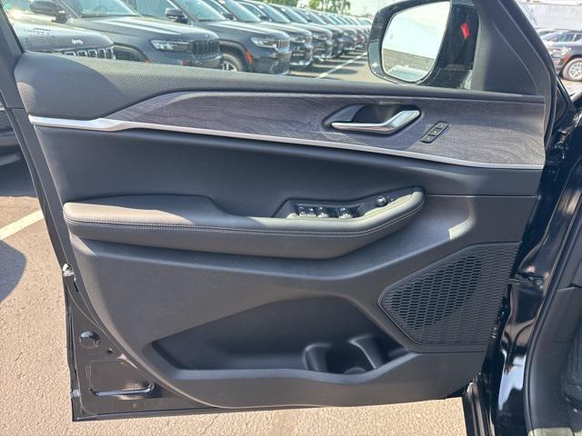 new 2025 Jeep Grand Cherokee car, priced at $49,142