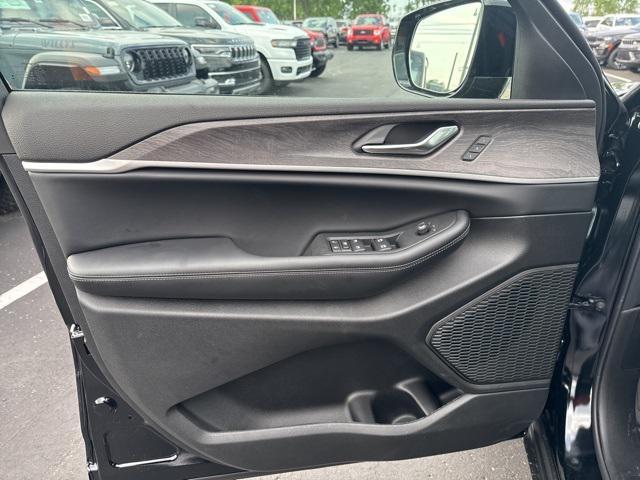 new 2025 Jeep Grand Cherokee car, priced at $49,142