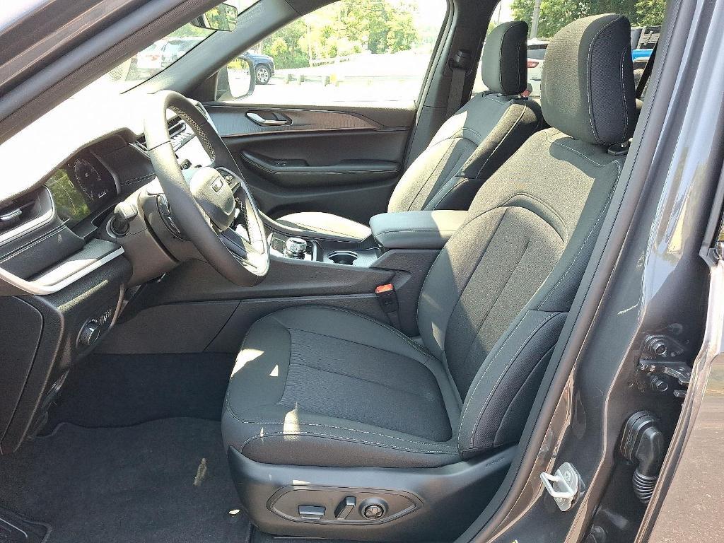 new 2025 Jeep Grand Cherokee L car, priced at $40,018