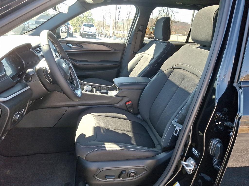 new 2025 Jeep Grand Cherokee car, priced at $38,469