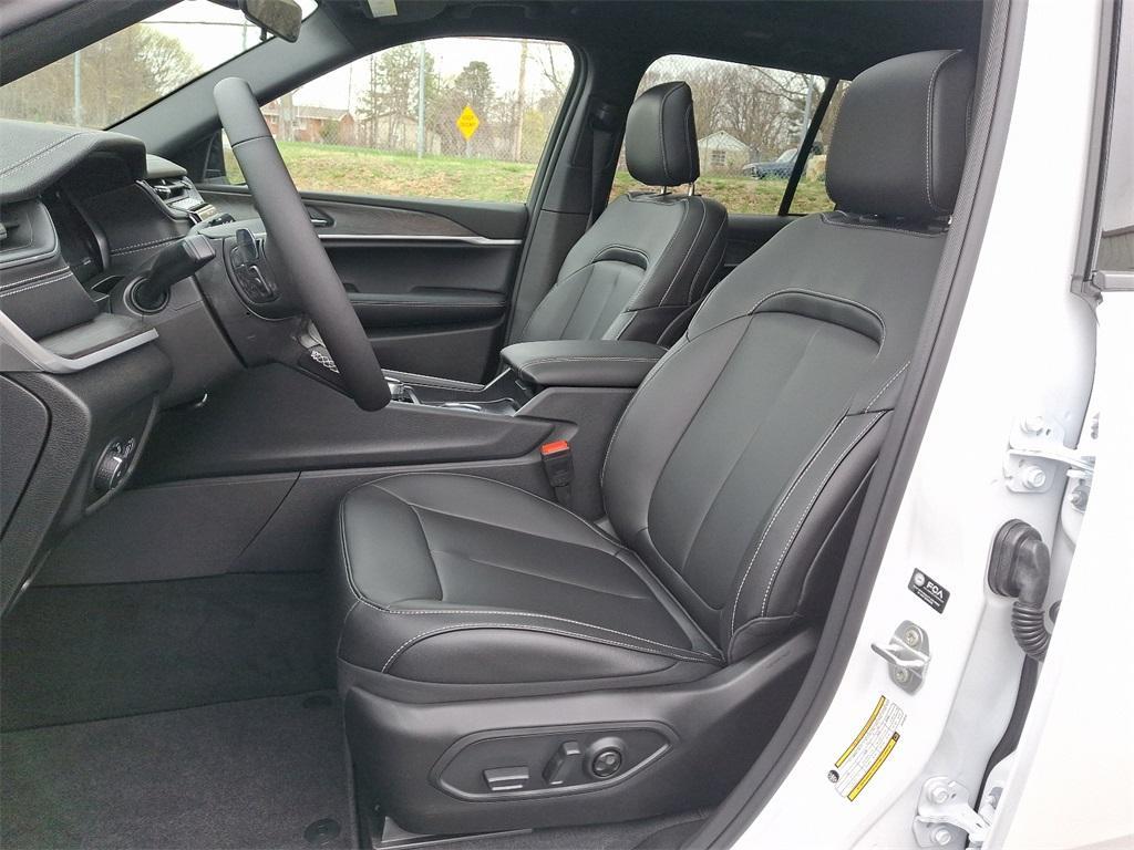 new 2025 Jeep Grand Cherokee car, priced at $49,925
