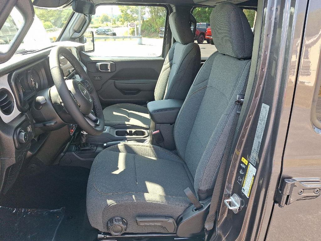 new 2025 Jeep Wrangler car, priced at $45,091