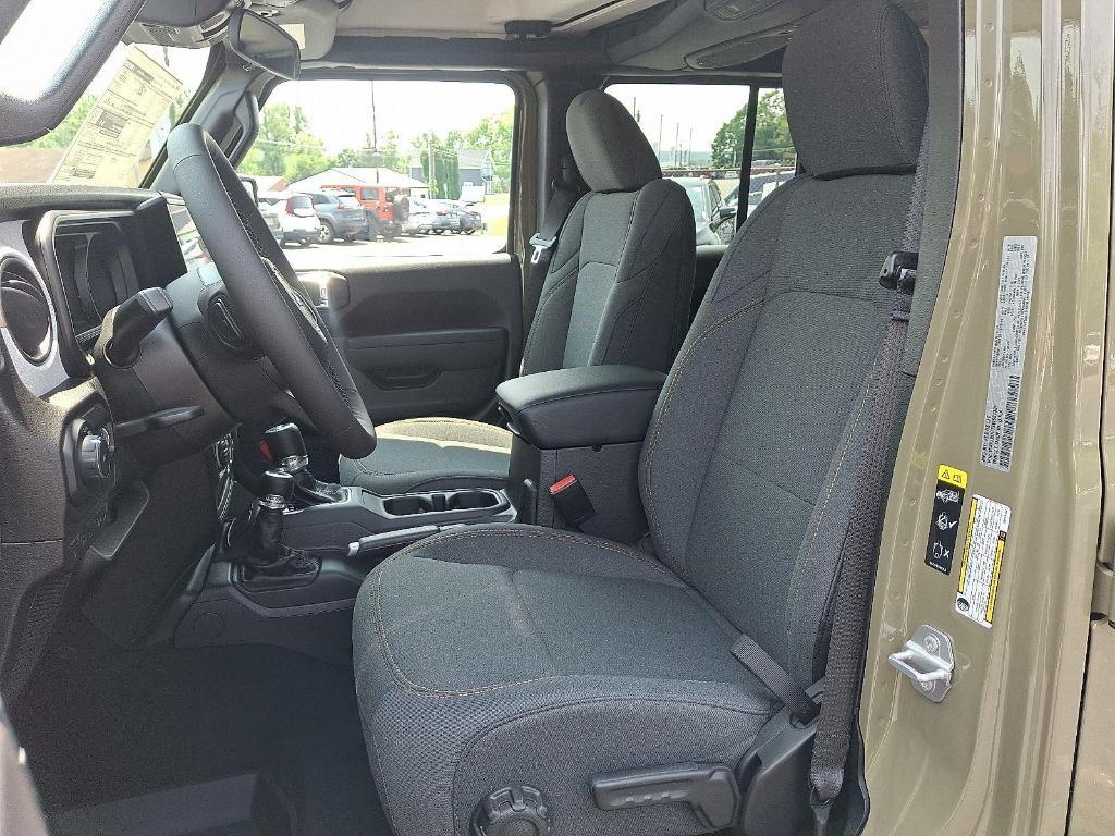 new 2025 Jeep Wrangler car, priced at $47,621