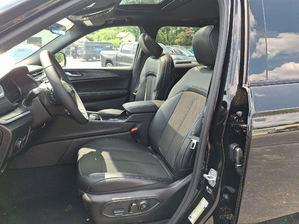 new 2025 Jeep Grand Cherokee L car, priced at $44,909