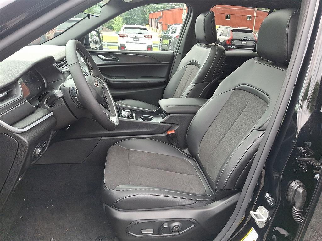 new 2025 Jeep Grand Cherokee car, priced at $43,586