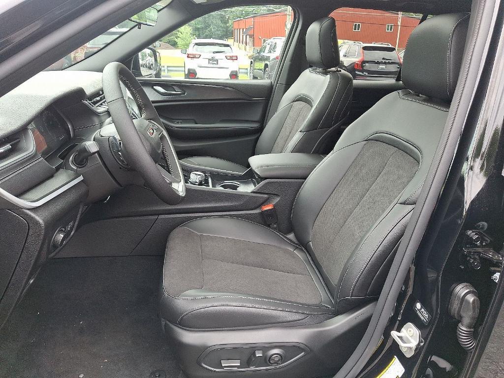 new 2025 Jeep Grand Cherokee car, priced at $40,836