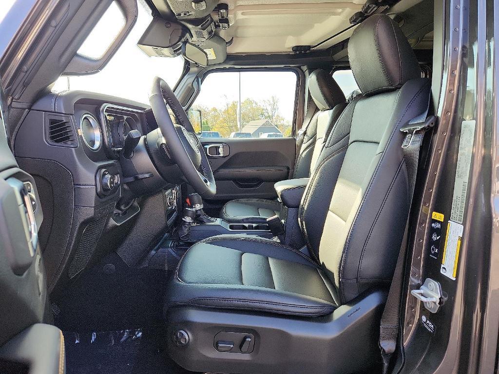 new 2025 Jeep Gladiator car, priced at $44,259