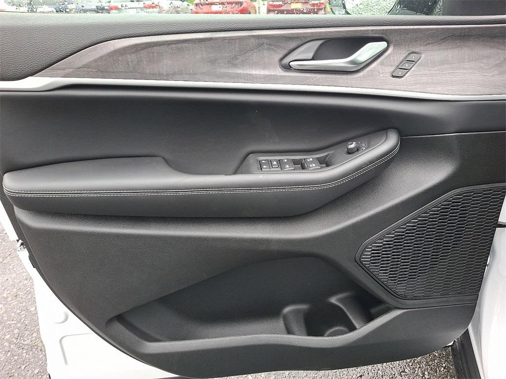 new 2025 Jeep Grand Cherokee L car, priced at $51,885