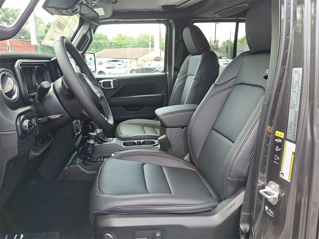 new 2025 Jeep Gladiator car, priced at $45,882