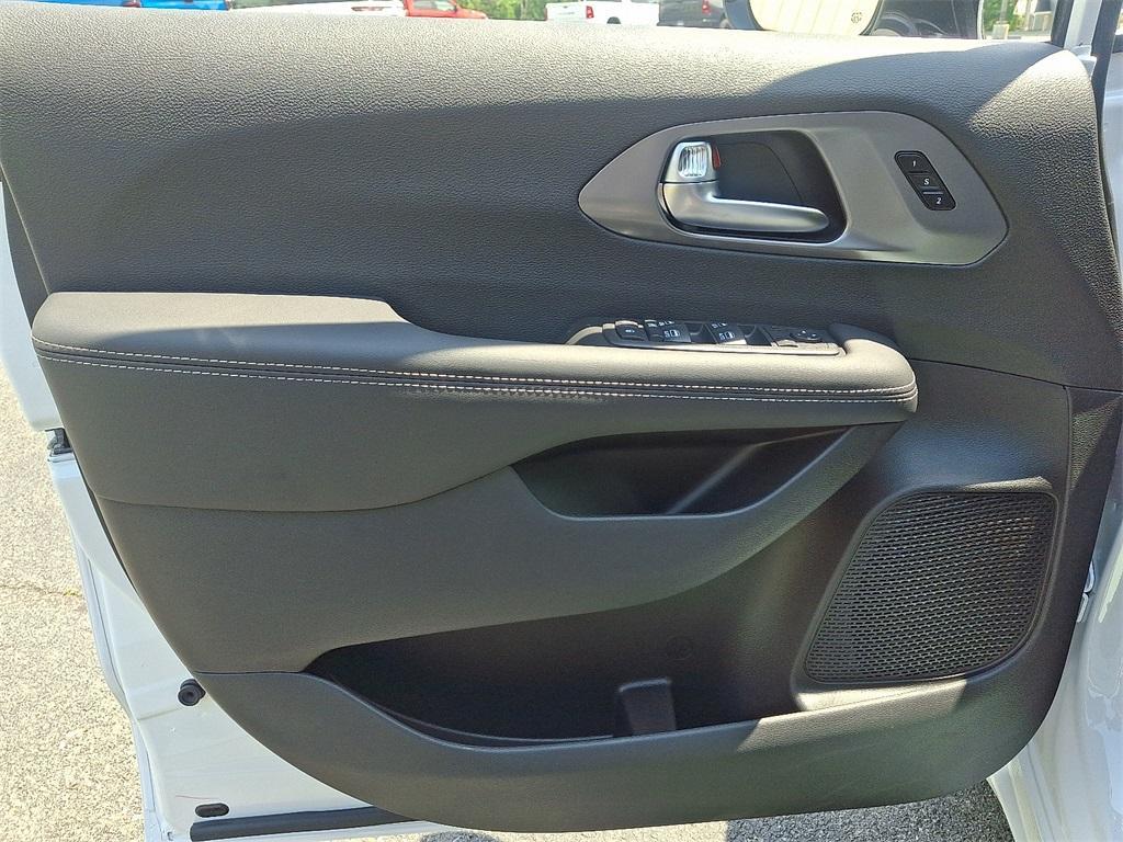 new 2025 Chrysler Pacifica car, priced at $41,037