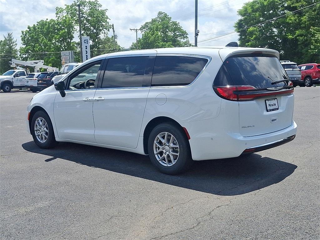 new 2025 Chrysler Pacifica car, priced at $41,037