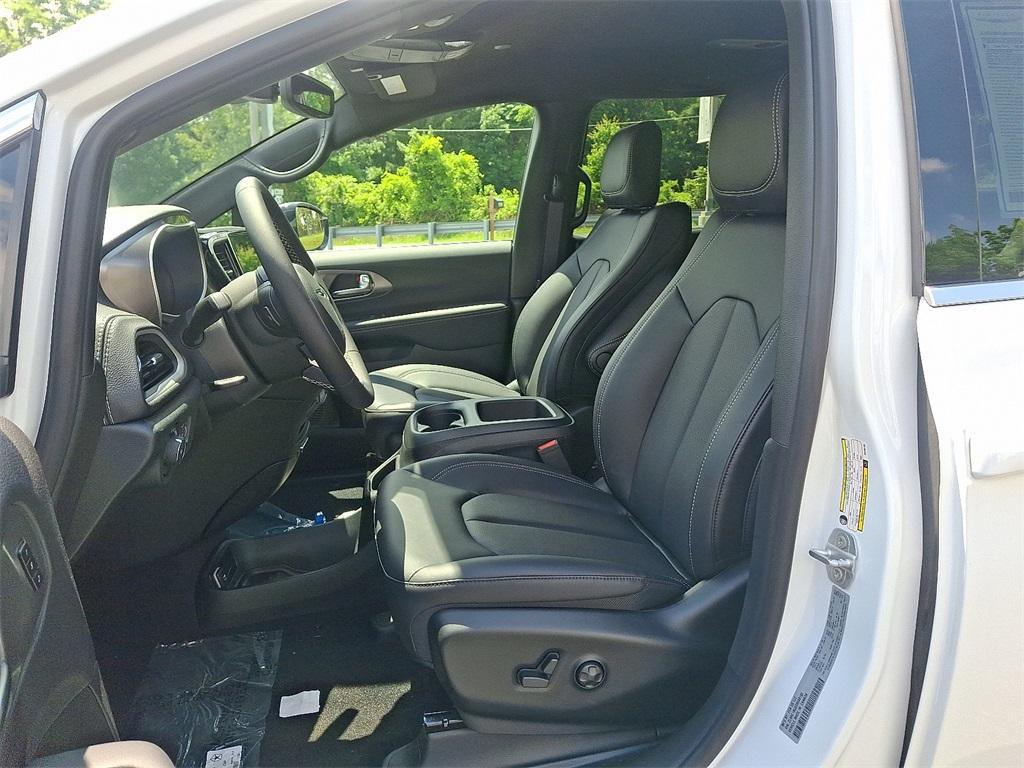new 2025 Chrysler Pacifica car, priced at $41,037