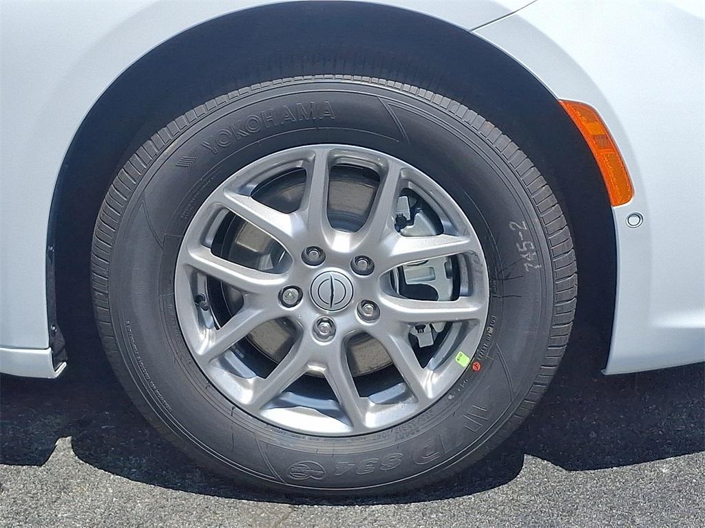 new 2025 Chrysler Pacifica car, priced at $41,037