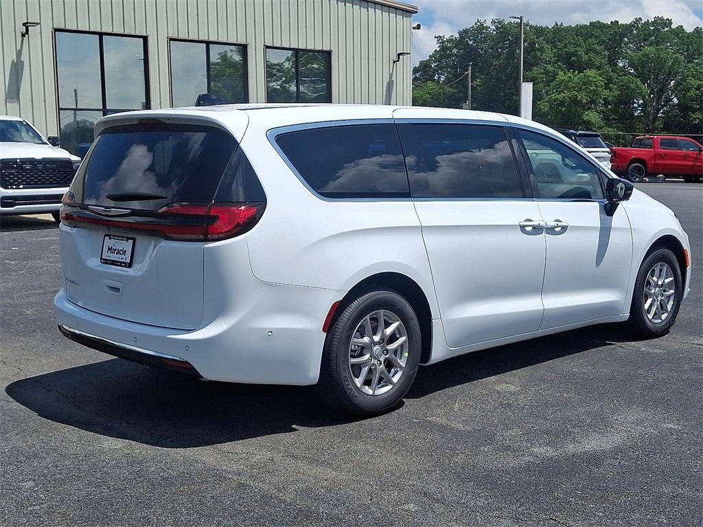 new 2025 Chrysler Pacifica car, priced at $41,037