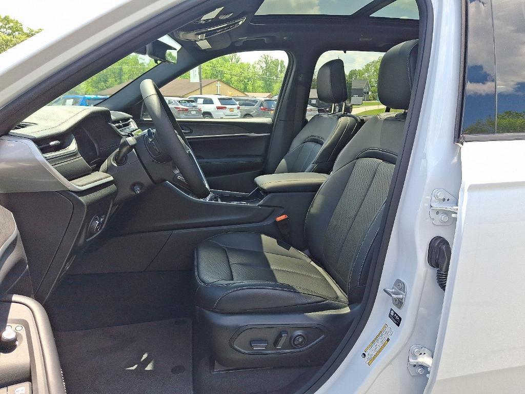 new 2025 Jeep Grand Cherokee car, priced at $47,308