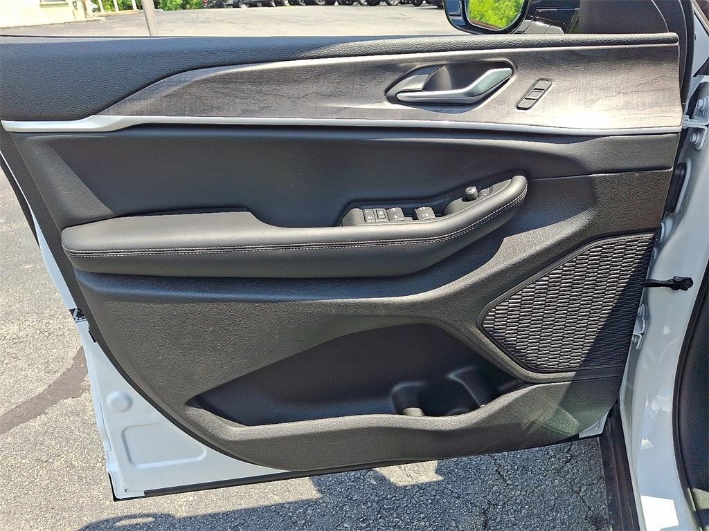 new 2025 Jeep Grand Cherokee car, priced at $47,944