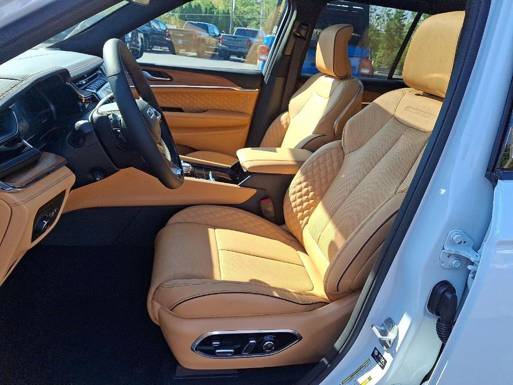 new 2025 Jeep Grand Cherokee car, priced at $61,197