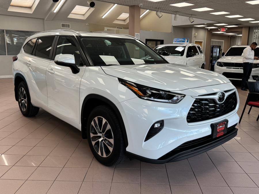 used 2024 Toyota Highlander car, priced at $36,500