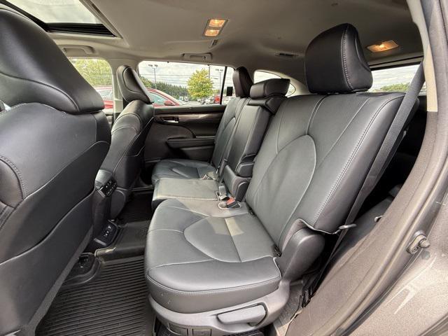 used 2021 Toyota Highlander Hybrid car, priced at $30,995