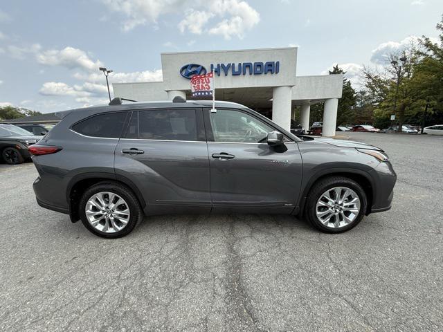 used 2021 Toyota Highlander Hybrid car, priced at $30,995