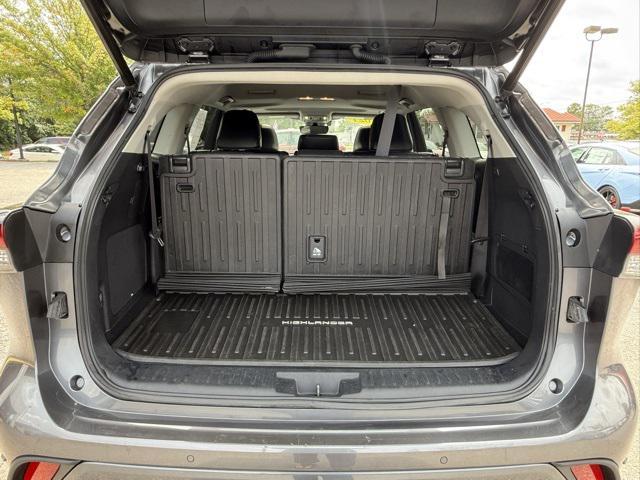 used 2021 Toyota Highlander Hybrid car, priced at $30,995