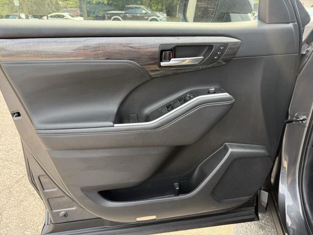 used 2021 Toyota Highlander Hybrid car, priced at $30,995