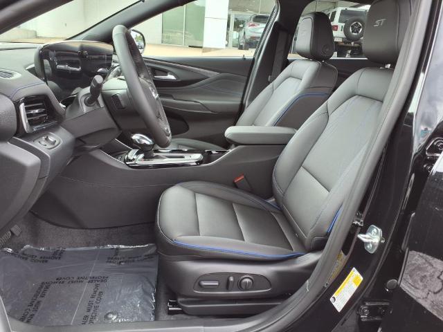 new 2025 Buick Envista car, priced at $29,770