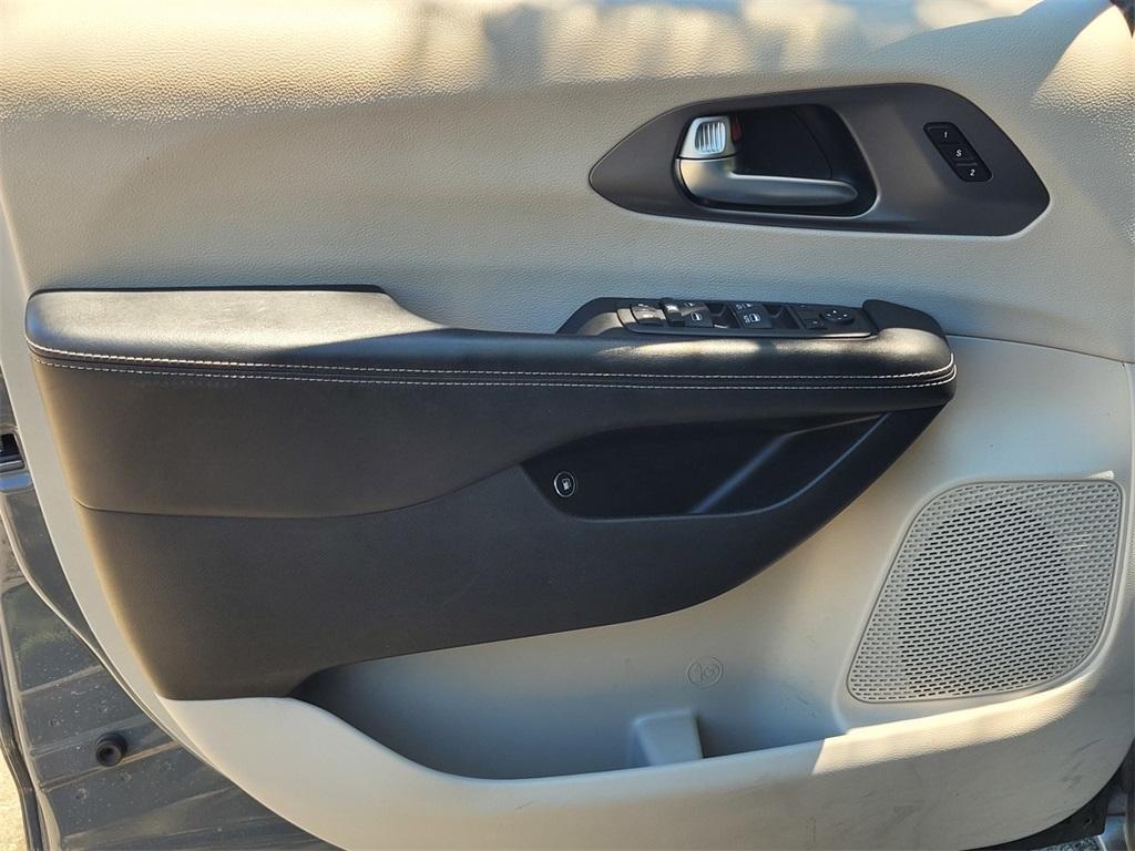 used 2022 Chrysler Pacifica Hybrid car, priced at $23,995