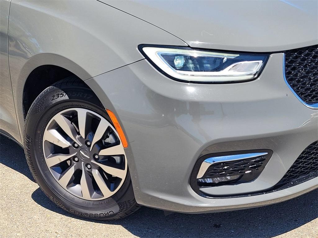 used 2022 Chrysler Pacifica Hybrid car, priced at $23,995