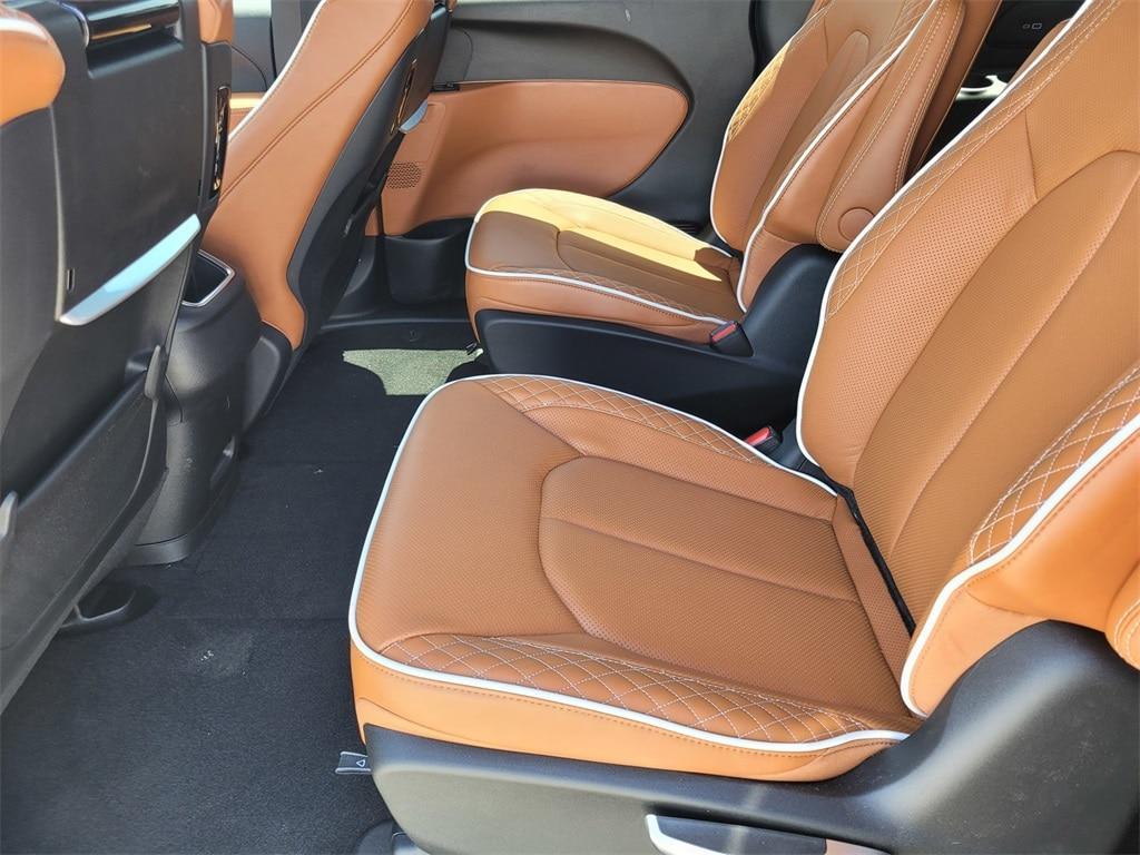 new 2025 Chrysler Pacifica Hybrid car, priced at $62,275