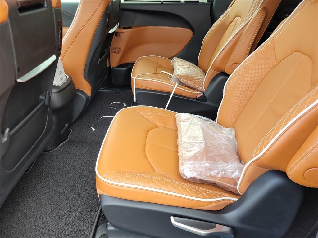 new 2025 Chrysler Pacifica Hybrid car, priced at $61,975