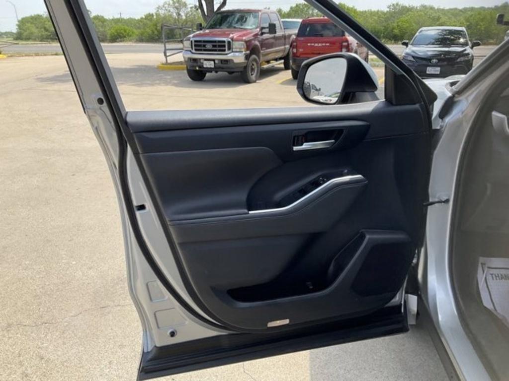 used 2023 Toyota Highlander car, priced at $34,325