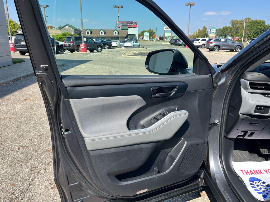 used 2023 Toyota Highlander car, priced at $34,322