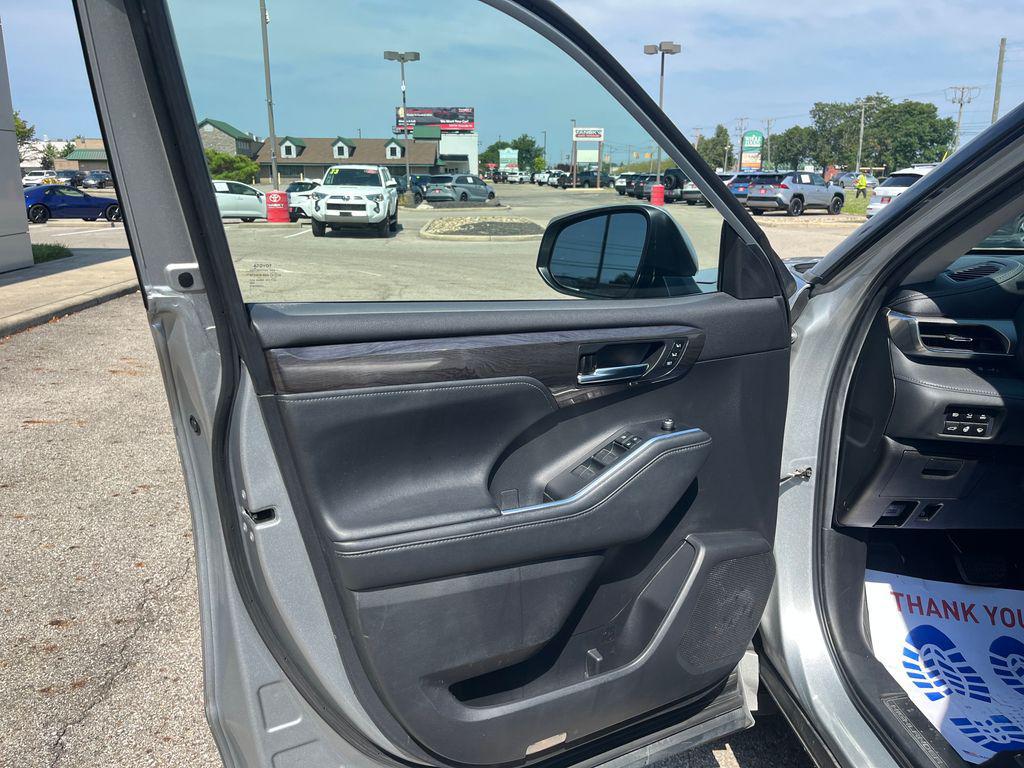 used 2021 Toyota Highlander Hybrid car, priced at $31,424